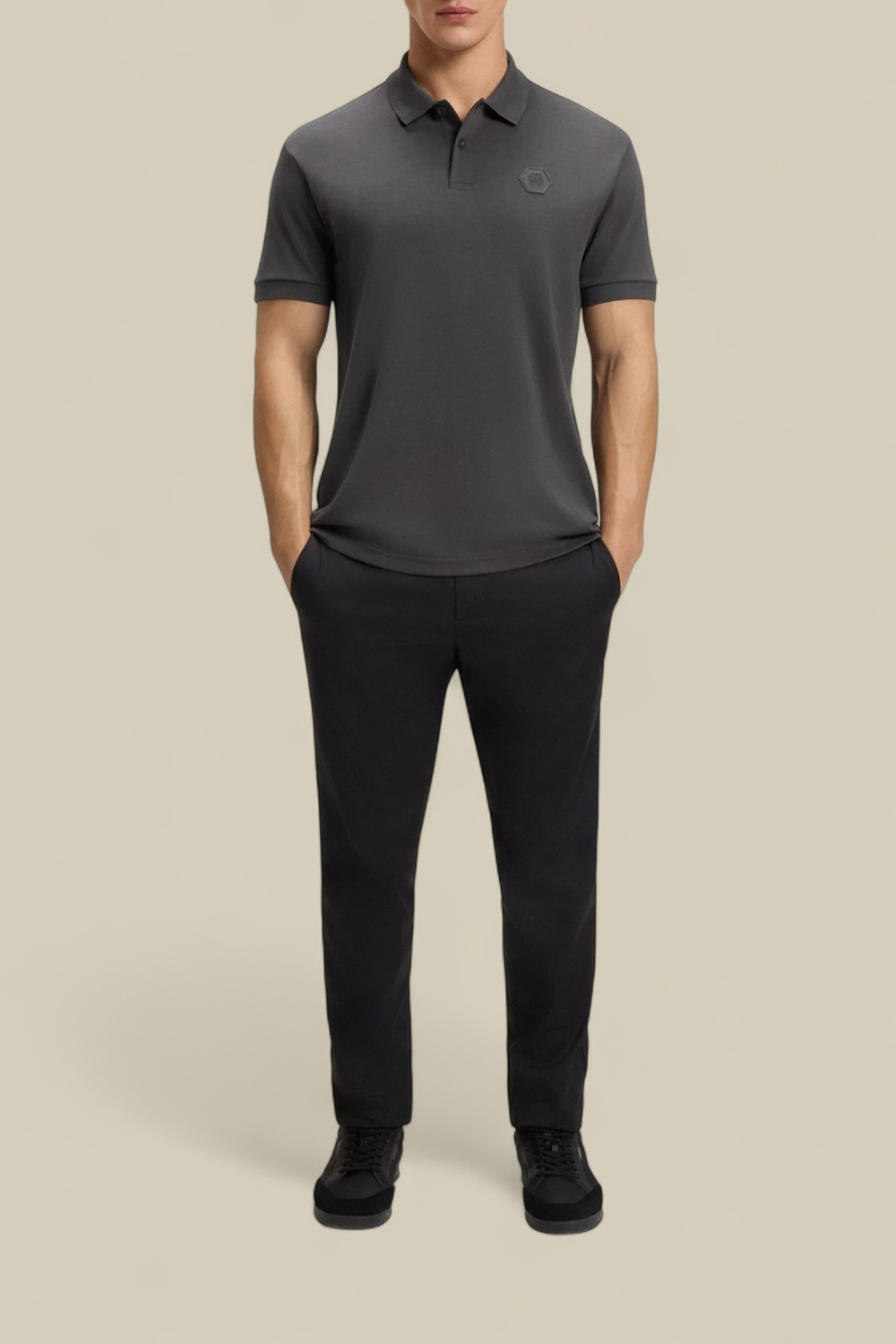 תמונת כל הלוק של חולצת פולו